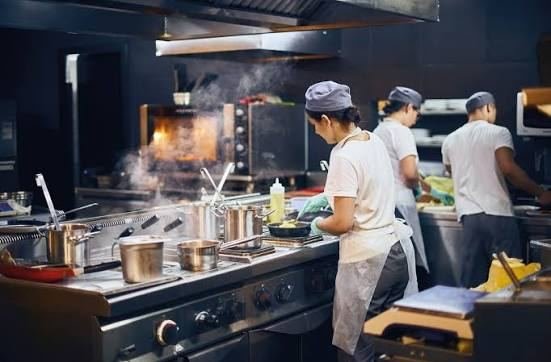 Trabajadores de gastronomía en cocina